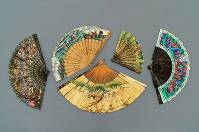 Vijf Chinese waaiers in beschilderd papier, hout en lakwerk, Canton, 19e eeuw