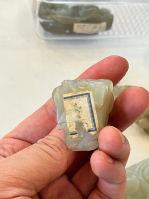 Vijf Chinese witte en celadon jade sculpturen van jongens en Boeddha, 18/19e eeuw — foto 15