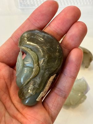 Vijf Chinese witte en celadon jade sculpturen van jongens en Boeddha, 18/19e eeuw — foto 4