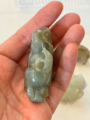 Vijf Chinese witte en celadon jade sculpturen van jongens en Boeddha, 18/19e eeuw — foto 5