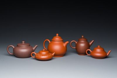 Vijf Chinese Yixing steengoed theepotten met deksels, Republiek