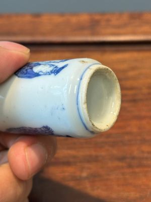 Vijf diverse Chinese blauw-witte snuifflessen, Yongzheng merk, 19/20e eeuw — foto 12