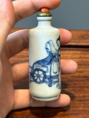 Vijf diverse Chinese blauw-witte snuifflessen, Yongzheng merk, 19/20e eeuw — foto 15