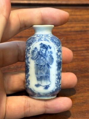 Vijf diverse Chinese blauw-witte snuifflessen, Yongzheng merk, 19/20e eeuw — foto 33