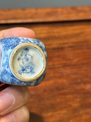 Vijf diverse Chinese blauw-witte snuifflessen, Yongzheng merk, 19/20e eeuw — foto 39