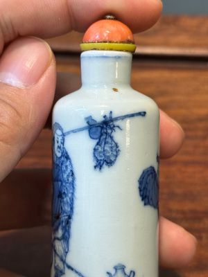 Vijf diverse Chinese blauw-witte snuifflessen, Yongzheng merk, 19/20e eeuw — foto 6