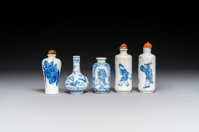 Vijf diverse Chinese blauw-witte snuifflessen, Yongzheng merk, 19/20e eeuw