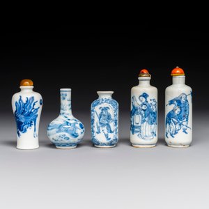 Vijf diverse Chinese blauw-witte snuifflessen, Yongzheng merk, 19/20e eeuw — foto 4