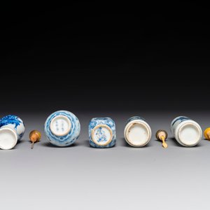 Vijf diverse Chinese blauw-witte snuifflessen, Yongzheng merk, 19/20e eeuw — foto 6