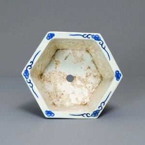 Vijf diverse Chinese jardinières en vier borden, 19/20e eeuw — foto 14