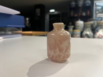 Vijf diverse Chinese snuifflessen en drie miniatuur vaasjes, 19/20e eeuw — foto 6