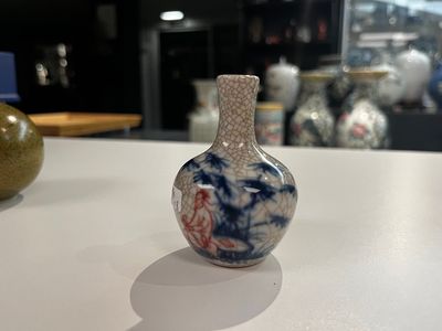 Vijf diverse Chinese snuifflessen en drie miniatuur vaasjes, 19/20e eeuw — foto 8