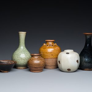 Vijf diverse Chinese vaasjes en een kom met monochrome glazuren, Yuan en later — foto 1