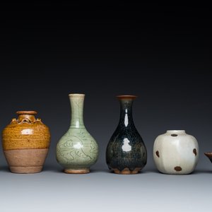 Vijf diverse Chinese vaasjes en een kom met monochrome glazuren, Yuan en later — foto 2