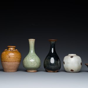 Vijf diverse Chinese vaasjes en een kom met monochrome glazuren, Yuan en later — foto 3