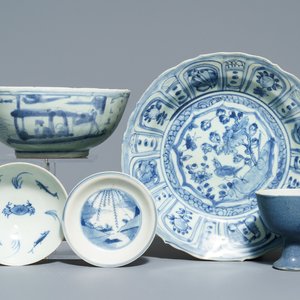 Vijf diverse stukken Chinees blauwwit porselein, Hatcher cargo, Transitie periode — foto 1