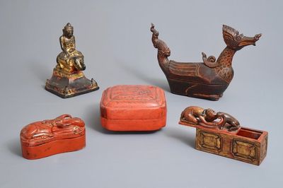 Vijf diverse vergulde en gelakte dekseldozen, Birma, 19/20e eeuw