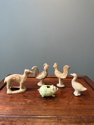 Vijf gevarieerde Chinese aardewerken dieren, Han — foto 1