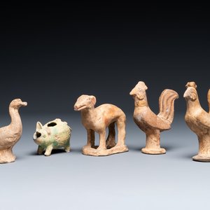 Vijf gevarieerde Chinese aardewerken dieren, Han — foto 1