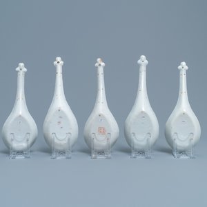Vijf grote Chinese blauw-witte, monochroom groene en famille rose lepels, 19/20e eeuw — foto 3
