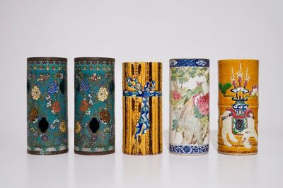 Vijf hoedensteunen: een Chinese qianjiang cai, een paar in cloisonné en twee sancai geglazuurde, 19/20e eeuw