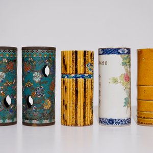 Vijf hoedensteunen: een Chinese qianjiang cai, een paar in cloisonné en twee sancai geglazuurde, 19/20e eeuw — foto 2