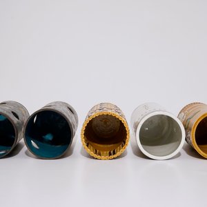 Vijf hoedensteunen: een Chinese qianjiang cai, een paar in cloisonné en twee sancai geglazuurde, 19/20e eeuw — foto 5