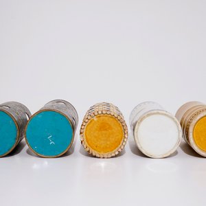 Vijf hoedensteunen: een Chinese qianjiang cai, een paar in cloisonné en twee sancai geglazuurde, 19/20e eeuw — foto 6