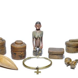 Vijf mandjes, een beschilderd beeldje, een pijp en een ketting met kruisje, D.R. Congo, 1e helft 20e eeuw — foto 1