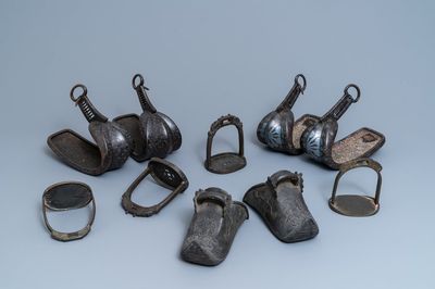 Vijf paar Chinese en Japanse bronzen stijgbeugels, 18/19e eeuw