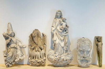 Vijf plaasteren figuren waaronder een pelikaan en het gezicht van een bebaarde man, 19/20e eeuw, Brugge