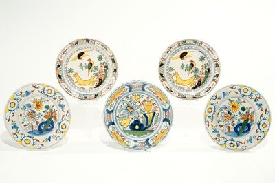 Vijf polychrome Delftse borden, 18e eeuw
