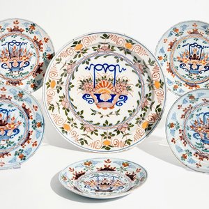 Vijf polychrome Delftse borden en een schotel met bloemenmand decor, 18e eeuw — foto 1