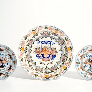 Vijf polychrome Delftse borden en een schotel met bloemenmand decor, 18e eeuw — foto 2