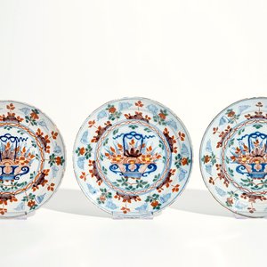 Vijf polychrome Delftse borden en een schotel met bloemenmand decor, 18e eeuw — foto 4