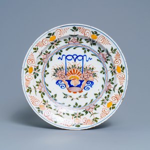Vijf polychrome Delftse borden en een schotel met een bloemenmand, 18e eeuw — foto 2
