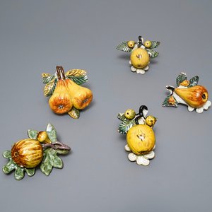 Vijf polychrome Delftse modellen van appels en peren, 18e eeuw — foto 1