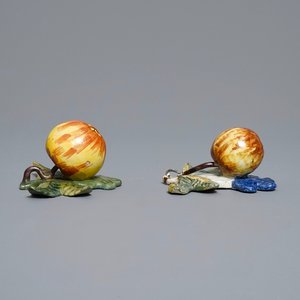 Vijf polychrome Delftse modellen van appels, peren en een pruim, 18e eeuw — foto 11