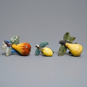 Vijf polychrome Delftse modellen van appels, peren en een pruim, 18e eeuw — foto 2