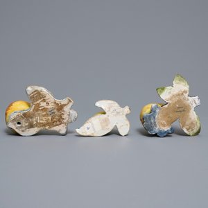Vijf polychrome Delftse modellen van appels, peren en een pruim, 18e eeuw — foto 3