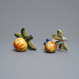 Vijf polychrome Delftse modellen van appels, peren en een pruim, 18e eeuw — foto 8