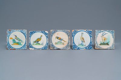 Vijf polychrome Delftse tegels met vogels en een hert, 1e helft 17e eeuw