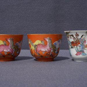 Vijf sets Chinese famille rose koppen en schotels en twee koppen met paarden, 19/20e eeuw — foto 13