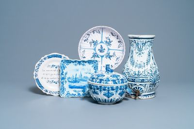 Vijf stukken blauw-wit Delfts en Frans aardewerk, 18/19e eeuw