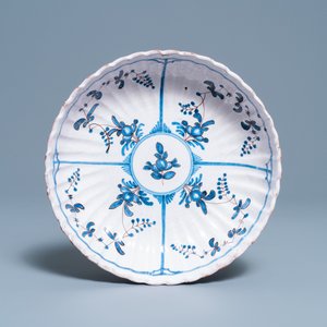 Vijf stukken blauw-wit Delfts en Frans aardewerk, 18/19e eeuw — foto 2