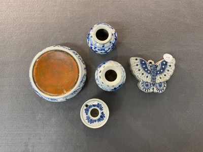 Vijf stukken Chinees blauw-wit porselein, Kangxi en later — foto 1