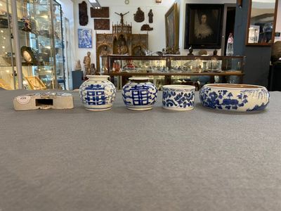Vijf stukken Chinees blauw-wit porselein, Kangxi en later — foto 4