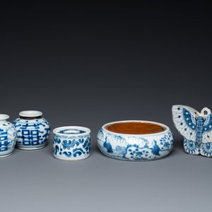 Vijf stukken Chinees blauw-wit porselein, Kangxi en later — foto 1