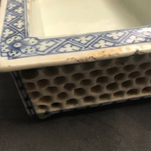 Vijf stukken Chinees ijzerrood gedecoreerd porselein en twee dubbelwandige blauw-witte jardinières, 19e eeuw — foto 29