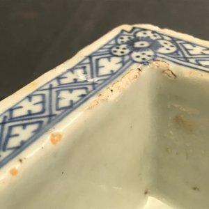 Vijf stukken Chinees ijzerrood gedecoreerd porselein en twee dubbelwandige blauw-witte jardinières, 19e eeuw — foto 35